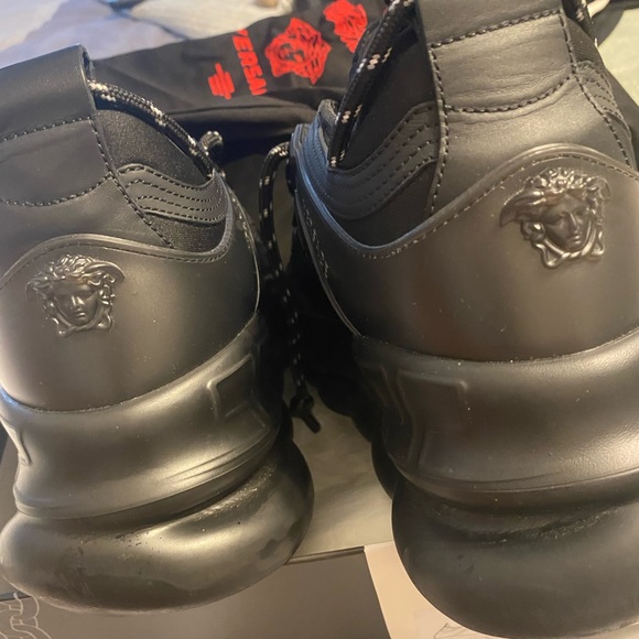 VERSACE CHAIN SNEAKER-BLACK-AUTHENTIC worn 2X like-new a great buy!!! - Picture 9 of 9